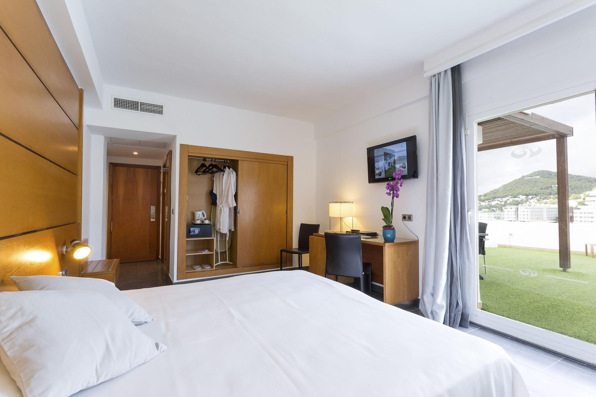Palladium Hotel Cala Llonga - Adults Only מראה חיצוני תמונה