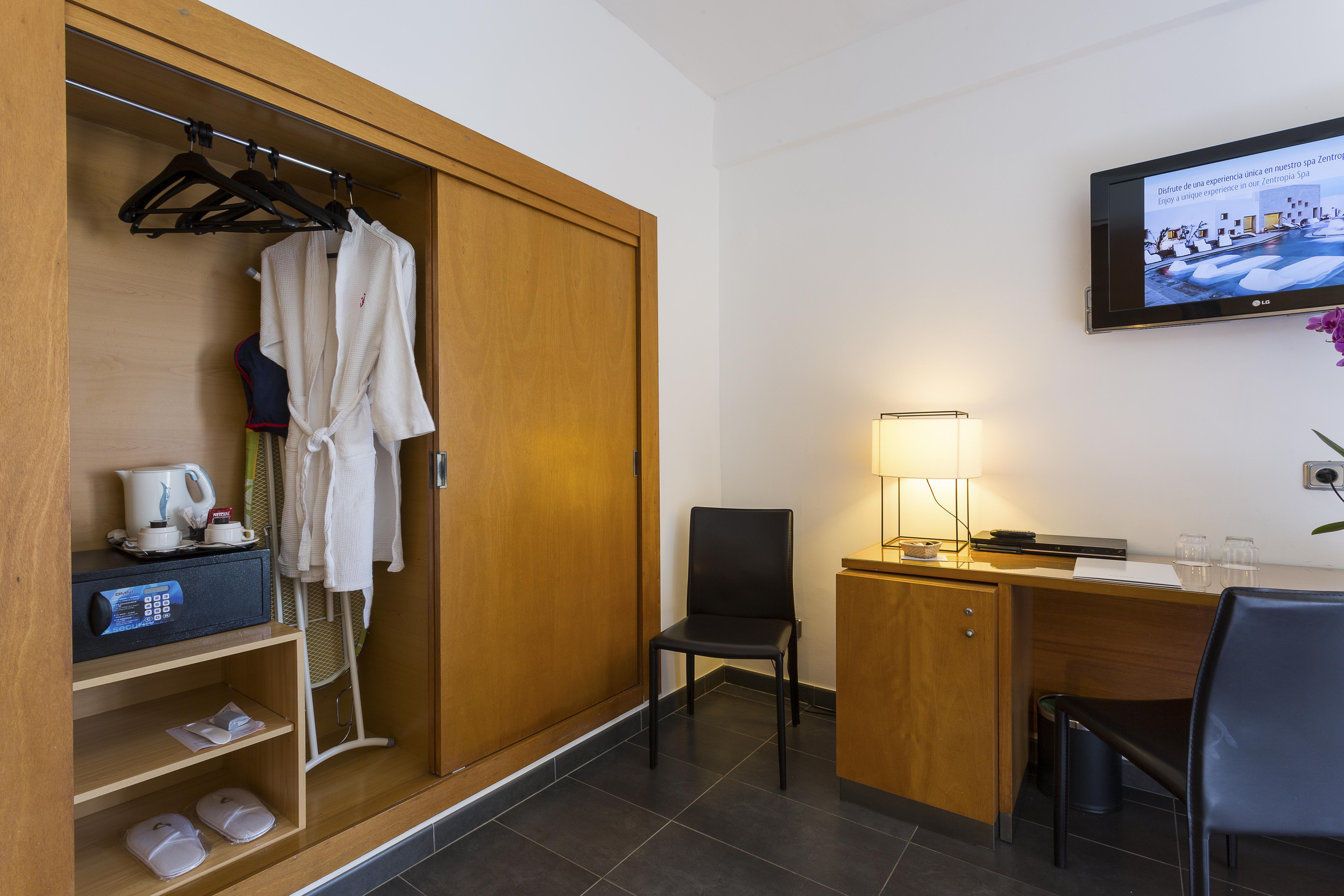 Palladium Hotel Cala Llonga - Adults Only מראה חיצוני תמונה