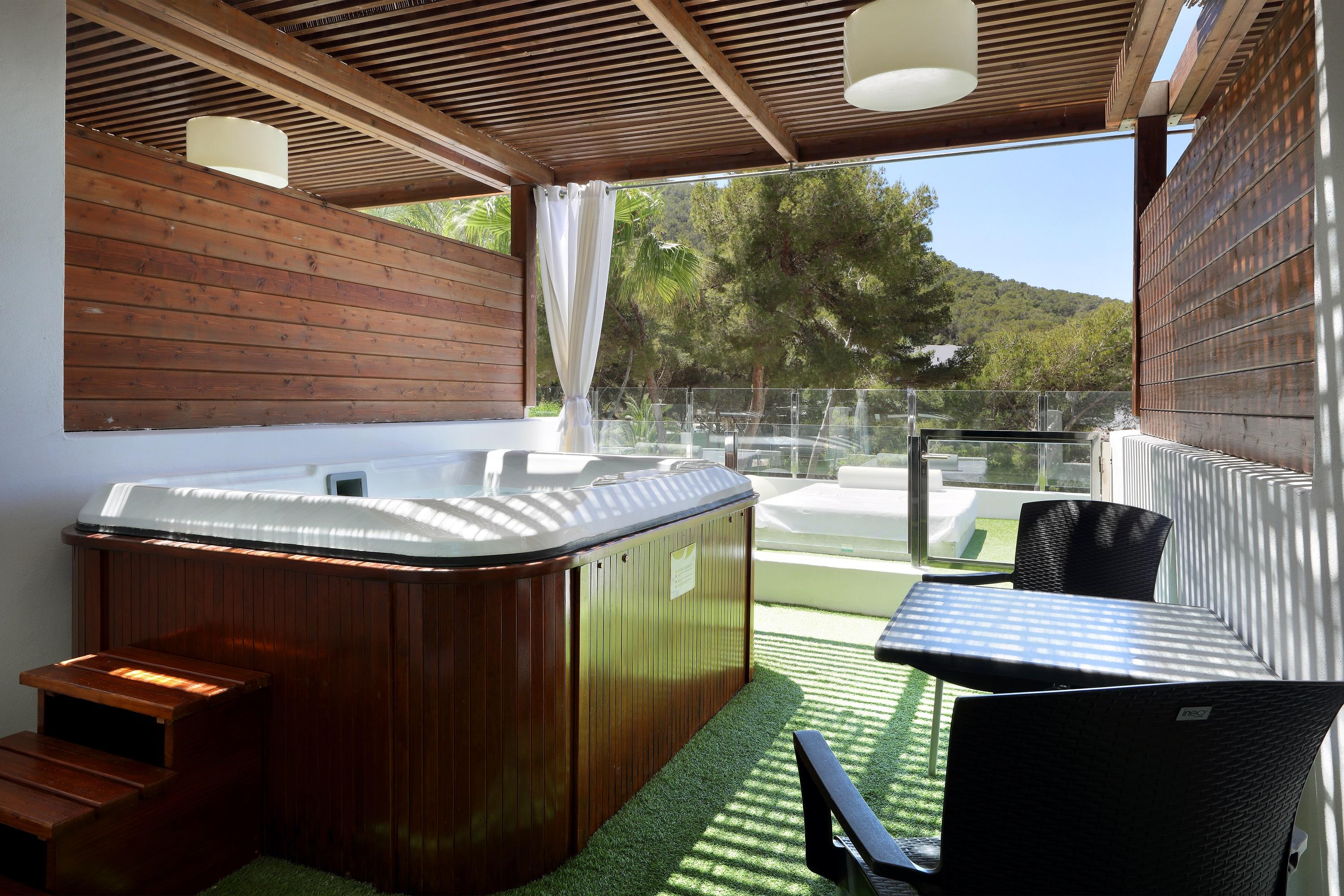 Palladium Hotel Cala Llonga - Adults Only מראה חיצוני תמונה